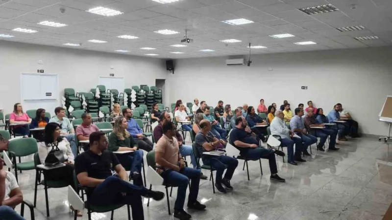 Na manhã desta segunda-feira (10), em mais uma ação de capacitação, o prefeito de Araguari, Renato Carvalho, se reuniu com seus secretários, subsecretários e assessores especiais, e contou com a ilustre presença do prefeito de Rio Branco, Tião Bocalom.