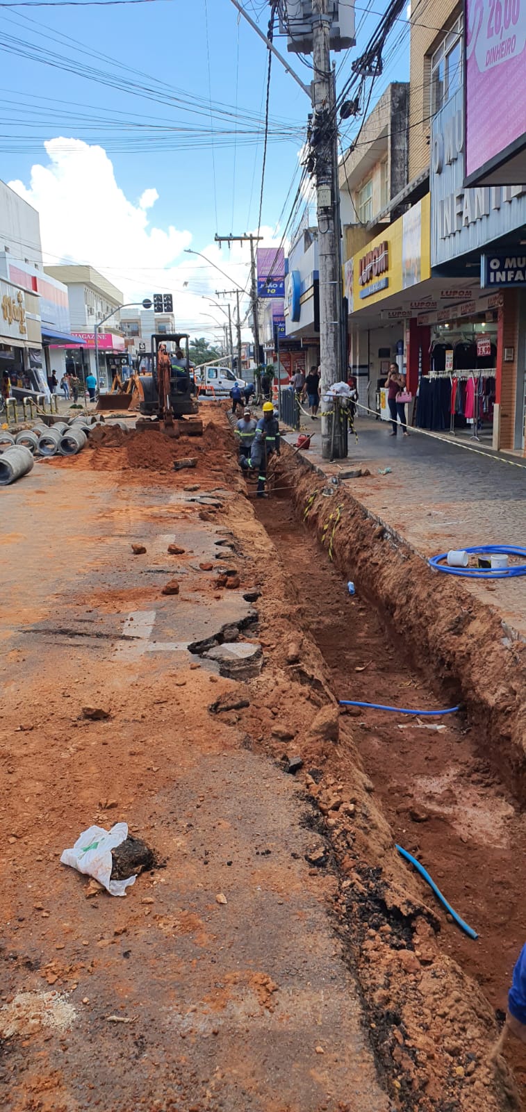Obras de drenagem e concretagem já estão sendo implantadas no segundo e terceiro quarteirão da rua Rui Barbosa