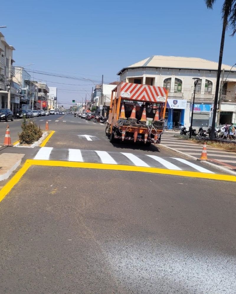 A prefeitura de Araguari está realizando diversas melhorias na sinalização de toda a cidade. Nesta segunda-feira (12), a região central da cidade foi beneficiada com novas pinturas estatigráficas e colocação de tachão.