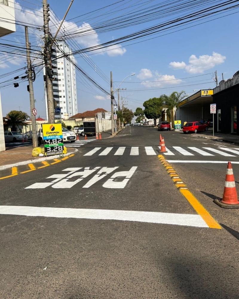A prefeitura de Araguari está realizando diversas melhorias na sinalização de toda a cidade. Nesta segunda-feira (12), a região central da cidade foi beneficiada com novas pinturas estatigráficas e colocação de tachão.