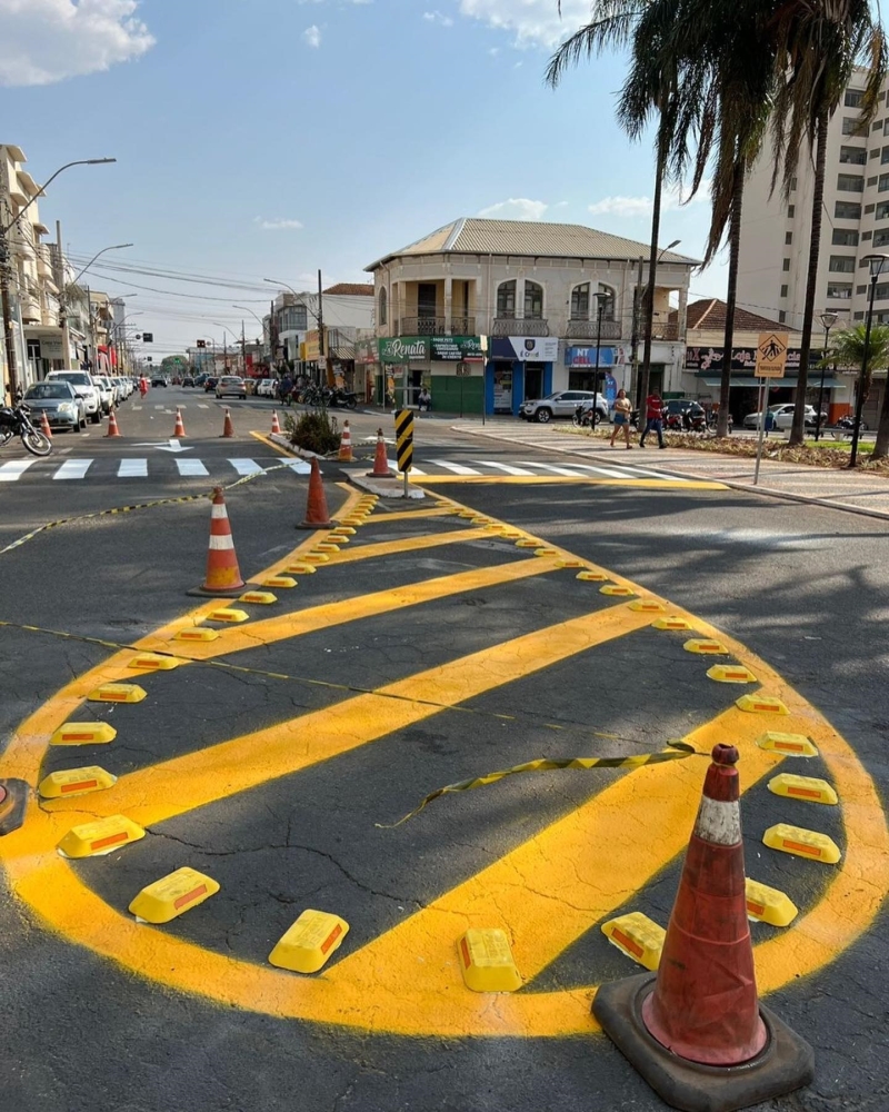 A prefeitura de Araguari está realizando diversas melhorias na sinalização de toda a cidade. Nesta segunda-feira (12), a região central da cidade foi beneficiada com novas pinturas estatigráficas e colocação de tachão.