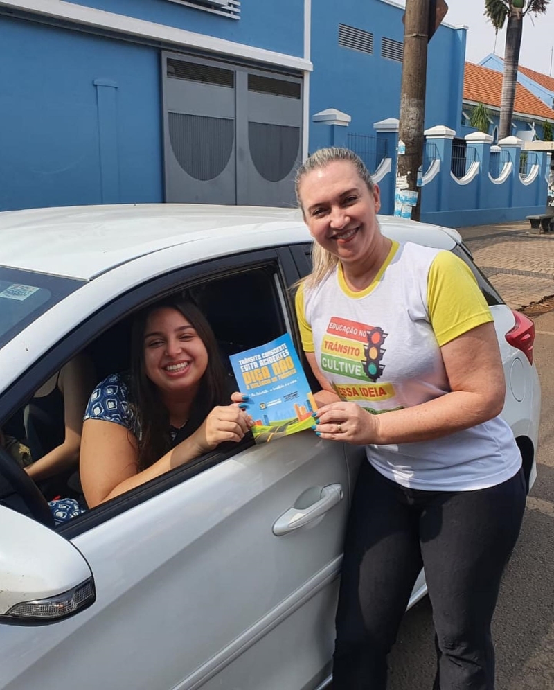 Nesta terça-feira (20), a prefeitura de Araguari realizou mais uma ação da Semana Nacional do Trânsito. Foi montada uma blitz educativa, em frente ao IMEPAC, com distribuição de panfletos e conscientização da população para o uso de itens de segurança obrigatórios no trânsito e melhores condutas ao dirigir.