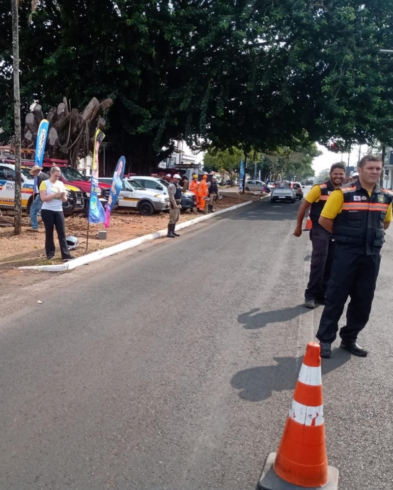 Nesta terça-feira (20), a prefeitura de Araguari realizou mais uma ação da Semana Nacional do Trânsito. Foi montada uma blitz educativa, em frente ao IMEPAC, com distribuição de panfletos e conscientização da população para o uso de itens de segurança obrigatórios no trânsito e melhores condutas ao dirigir.