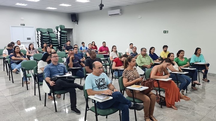 A prefeitura de Araguari, através da secretaria de Planejamento, Orçamento e Habitação, realizou nesta terça-feira (20), no auditório da Sicoob Aracoop, uma Audiência Pública para elaboração e discussão da PLOA 2023. Os tópicos foram apresentados pelo secretário da pasta, Dickson dos Santos e pelos servidores Moisés e Luiz Renato.