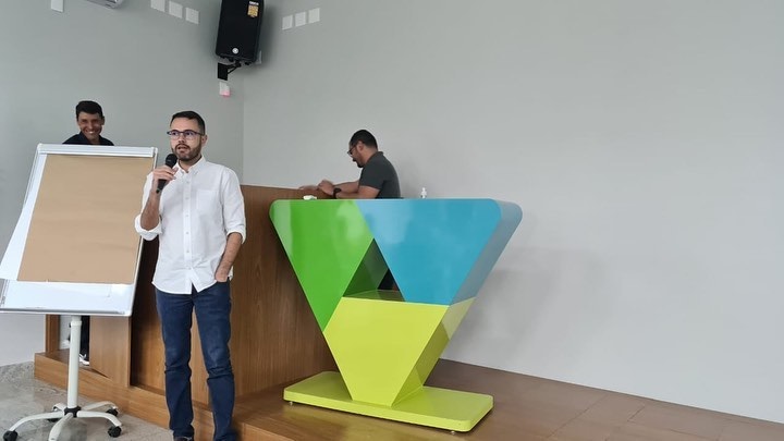 A prefeitura de Araguari, através da secretaria de Planejamento, Orçamento e Habitação, realizou nesta terça-feira (20), no auditório da Sicoob Aracoop, uma Audiência Pública para elaboração e discussão da PLOA 2023. Os tópicos foram apresentados pelo secretário da pasta, Dickson dos Santos e pelos servidores Moisés e Luiz Renato.