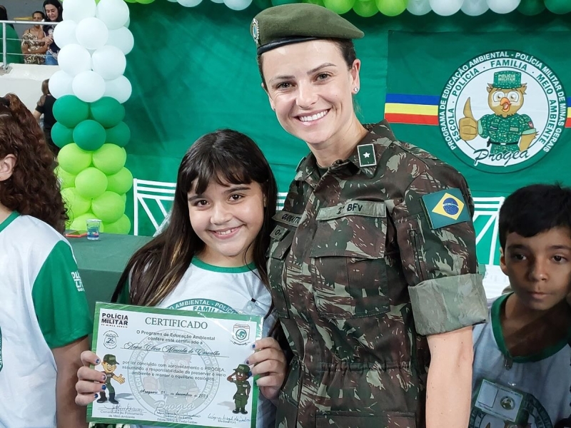 Na noite de sexta-feira, 1º de dezembro, a Polícia Militar de Meio Ambiente, em parceria com a secretaria de Educação realizou a formatura do PROGEA (Programa de Educação Ambiental da Polícia Militar de Minas Gerais em Araguari).