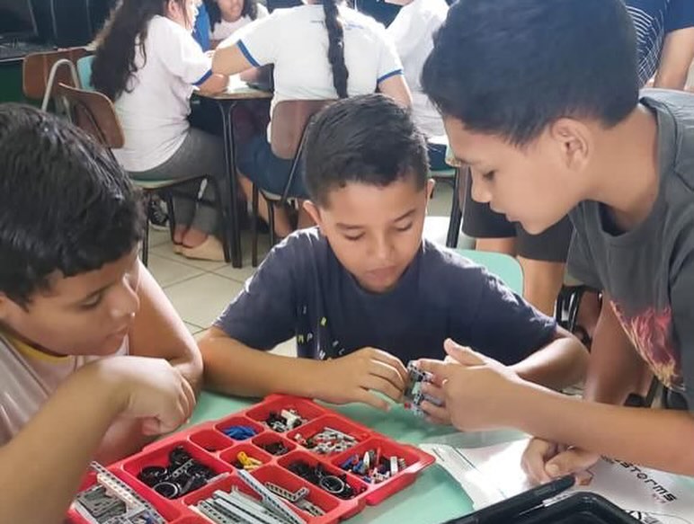 A prefeitura de Araguari, na gestão Renato Carvalho e Maria Cecília continua impulsionando a educação através da tecnologia. E realiza através da secretaria de Educação, em parceria com o SESI, aulas demonstrativas, de robótica educacional, nas escolas municipais: CEM Mário da Silva Pereira e CEM Papa João XXIII, turmas do 5º ao 9º ano.