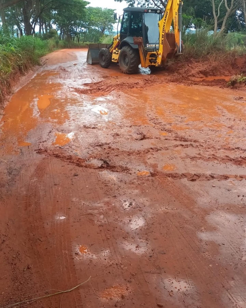 Secretaria de Obras atende comunidades com pontos críticos na zona rural