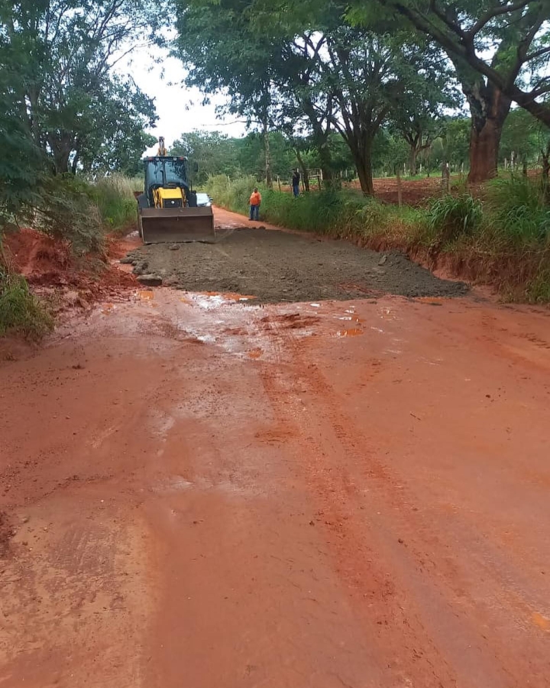 Secretaria de Obras atende comunidades com pontos críticos na zona rural
