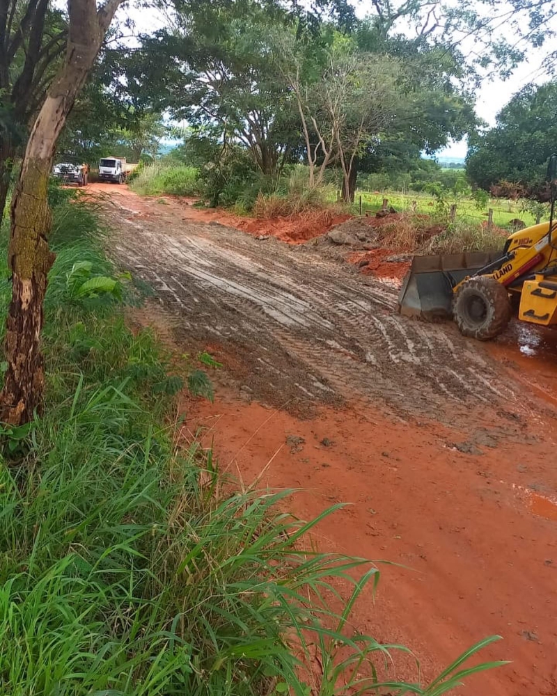 Secretaria de Obras atende comunidades com pontos críticos na zona rural