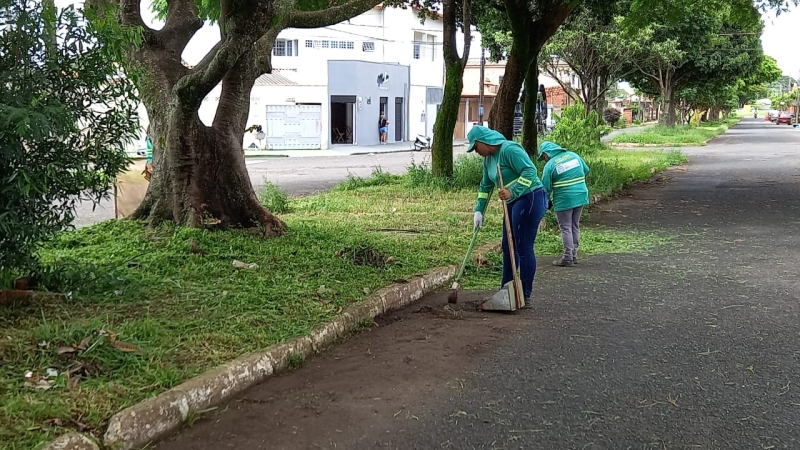 Secretaria de Serviços Urbanos atua na limpeza em cinco pontos diferentes do município
