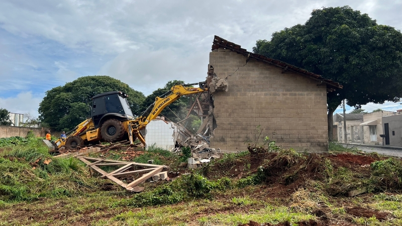 Secretaria de Serviços Urbanos promove limpeza completa da área onde funcionou a antiga lavanderia no Bairro Gutierrez