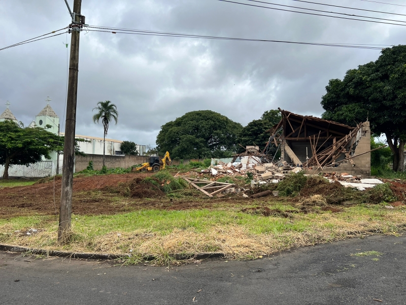 Secretaria de Serviços Urbanos promove limpeza completa da área onde funcionou a antiga lavanderia no Bairro Gutierrez
