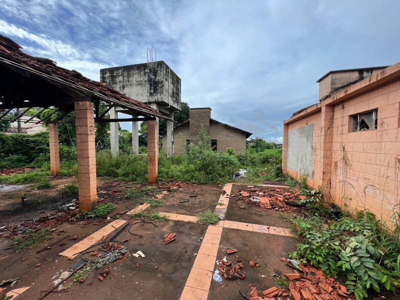 Secretaria de Serviços Urbanos promove limpeza completa da área onde funcionou a antiga lavanderia no Bairro Gutierrez