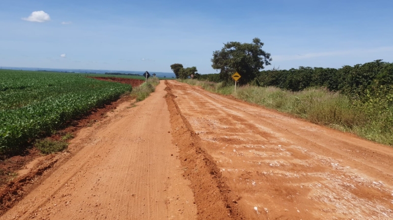 Secretaria de Obras trabalha na manutenção das estradas em pontos diferentes da zona rural