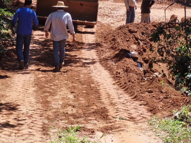 Secretaria de Obras trabalha na manutenção das estradas em pontos diferentes da zona rural
