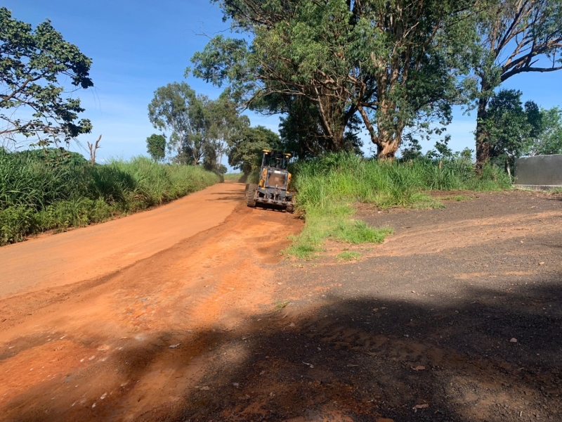 Secretaria de Obras trabalha na manutenção das estradas em pontos diferentes da zona rural