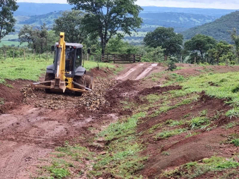 A prefeitura de Araguari, através da secretaria de Obras, informa que realizou segunda-feira (16), uma medida paliativa para facilitar a trafegabilidade na estrada de acesso ao Porto dos Barreiros, na região do Barracão.
