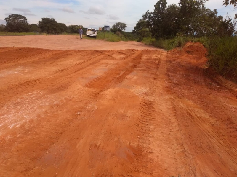 A prefeitura de Araguari, através da secretaria de Obras, informa que realizou segunda-feira (16), uma medida paliativa para facilitar a trafegabilidade na estrada de acesso ao Porto dos Barreiros, na região do Barracão.