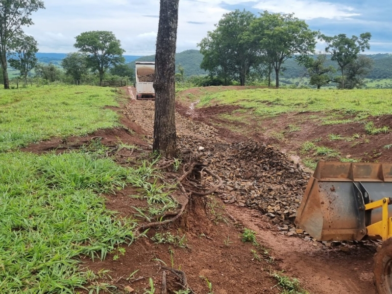 A prefeitura de Araguari, através da secretaria de Obras, informa que realizou segunda-feira (16), uma medida paliativa para facilitar a trafegabilidade na estrada de acesso ao Porto dos Barreiros, na região do Barracão.
