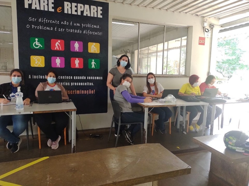 A prefeitura de Araguari, através da secretaria de Saúde, realizou na quinta-feira (26), a vacinação de vários funcionários da empresa Mataboi. A ação foi possível, por meio de troca de informações entre a Coordenadora do Setor de Imunização Adriana Rossini, com a equipe enfermeira responsável da empresa. A atuação da equipe da secretaria de Saúde contou com nove servidores, que foram os responsáveis em conferir o cartão de vacina e a situação de cada um dos vacinados. Ao todo foram 178 pessoas com a dose reforço, das 9h às 15h.