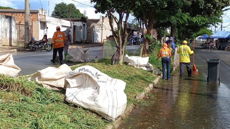 Serviços de limpeza ocorrem em vários pontos do município