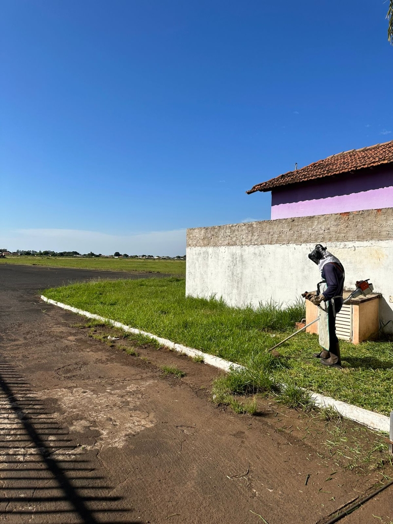 A prefeitura de Araguari, através da secretaria de Desenvolvimento Econômico e Turismo, por meio da empresa NProject está realizando a limpeza geral da área interna do Aeroporto Santos Dumont.
