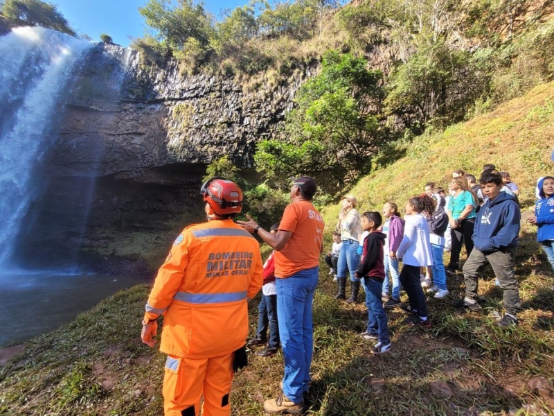 Secretaria de Educação promove visita de alunos da rede municipal a cachoeira do Recanto das Irmãs