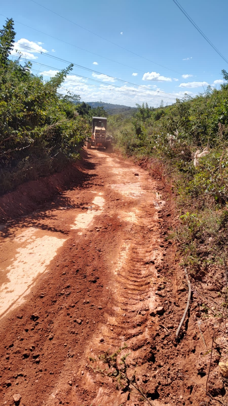 Manutenção das estradas rurais ocorre em cinco regiões diferentes da zona rural