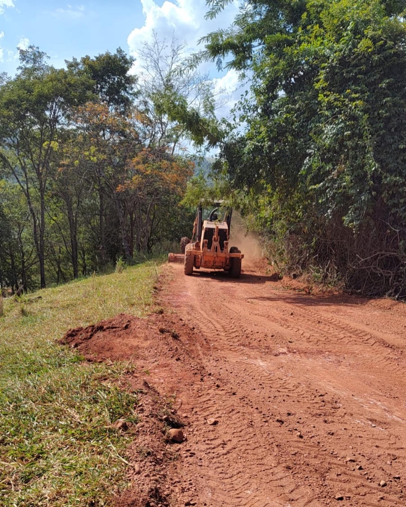A prefeitura de Araguari, através da secretaria de Obras, está atuando em sete regiões da zona rural, com a manutenção das estradas. Os serviços consistem em patrolagem e colocação de cascalho em pontos necessários.