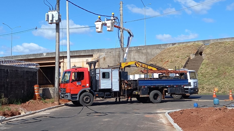 Secretaria de Obras acompanha retirada de poste na avenida das Codornas em Araguari
