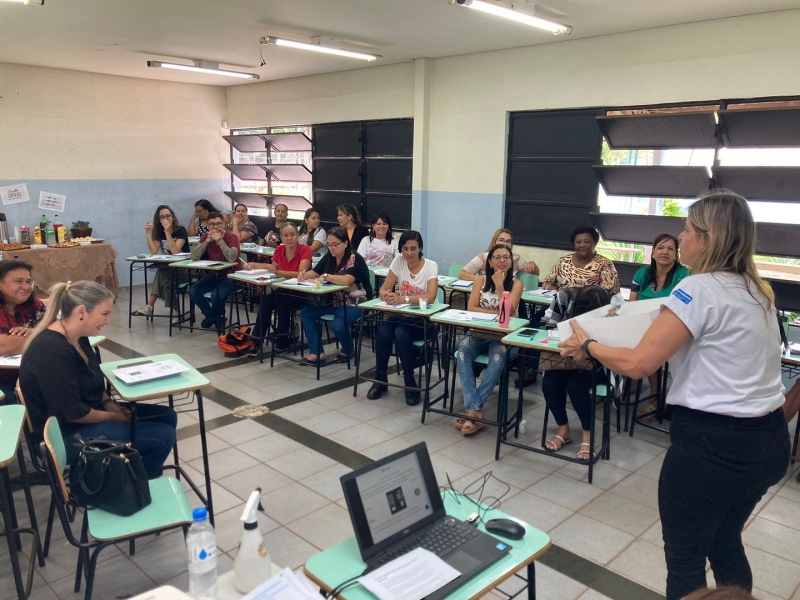 A Prefeitura de Araguari, através do Departamento de Educação Infantil da secretaria de Educação, realizou nesta quarta-feira (15), Encontro Pedagógico com Diretores e Especialistas da rede municipal, no Polo UAB Araguari.