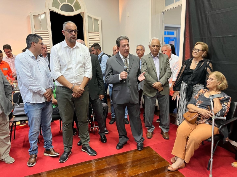 Em noite histórica prefeitura inaugura galeria de ex-prefeitos e vices de Araguari