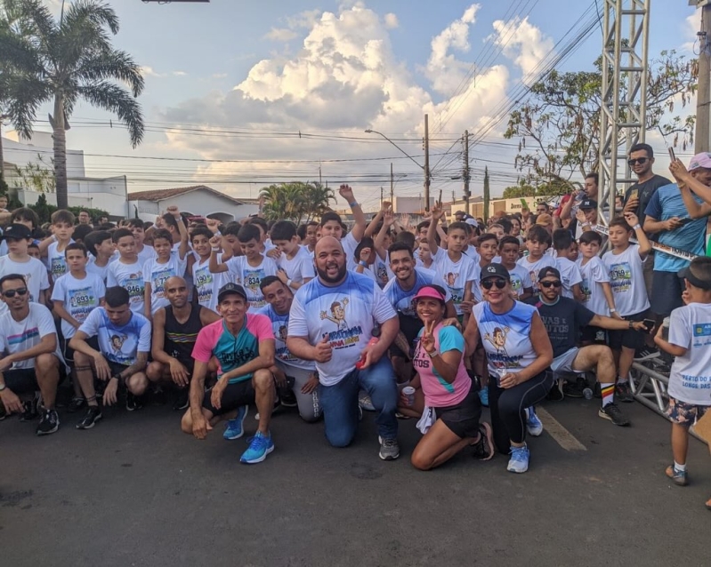 A Prefeitura de Araguari, através da Secretaria da Juventude, combate à Fome e à Dependência Química, realizou neste sábado (21), no Parque das Águas, a 8ª edição da Maratoninha Viva Livre com o tema: “Correndo contra as drogas, por amor à vida!”.