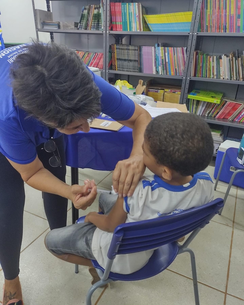 A prefeitura de Araguari, através das secretarias de Educação e Saúde, está promovendo a atualização do cartão de vacinas dos alunos.