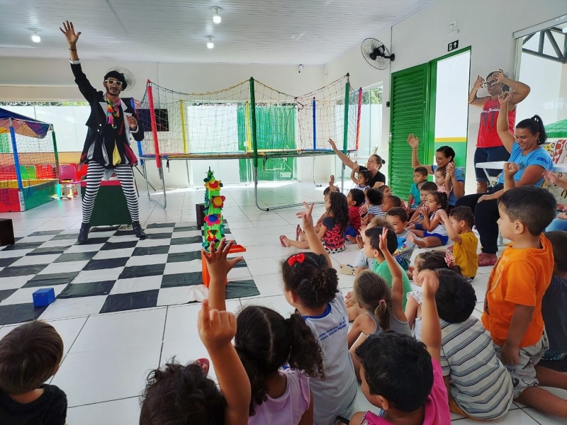 De 23 a 27 de outubro, nove Centros Municipais de Educação Infantil receberam a peça de teatro: Beltrano o contador de histórias.