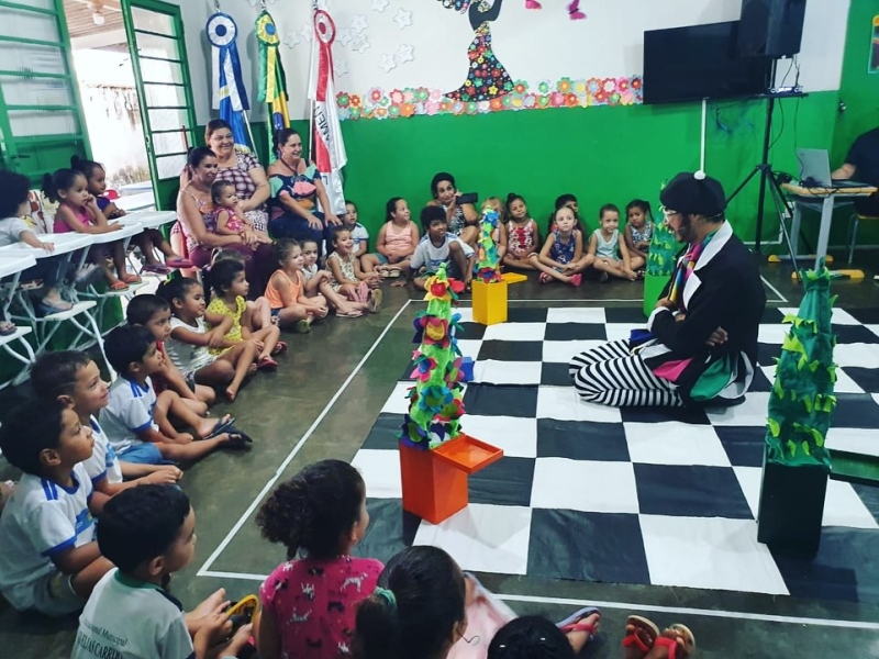 De 23 a 27 de outubro, nove Centros Municipais de Educação Infantil receberam a peça de teatro: Beltrano o contador de histórias.