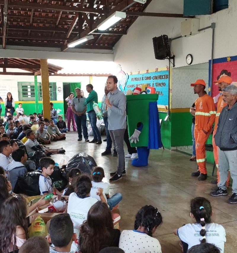 A prefeitura de Araguari, através da secretaria de Educação, por meio do Programa de Educação Ambiental Gira Sol e secretaria de Meio Ambiente lançaram nesta terça-feira (12), o Mascote da Coleta Seletiva do município de Araguari, no CEM Neusa Rodrigues Teixeira.