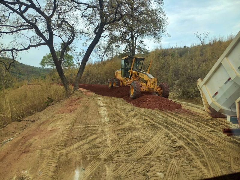 A prefeitura de Araguari, através da secretaria de Obras, trabalha nesta semana com os serviços de manutenção na estrada que liga Ararapira à Comunidade da Patrona.