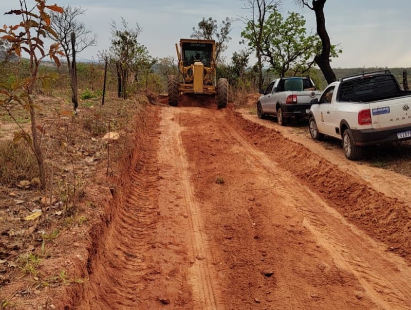 A prefeitura de Araguari, através da secretaria de Obras, trabalha nesta semana com os serviços de manutenção na estrada que liga Ararapira à Comunidade da Patrona.