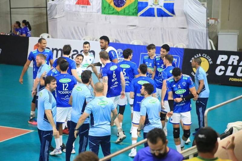Em um jogo emocionante, o Sada Cruzeiro venceu o Araguari Vôlei por 3 sets a 2, na noite desta quinta-feira, 21, na Arena Sicoob/ Aracoop (Ginásio Central).