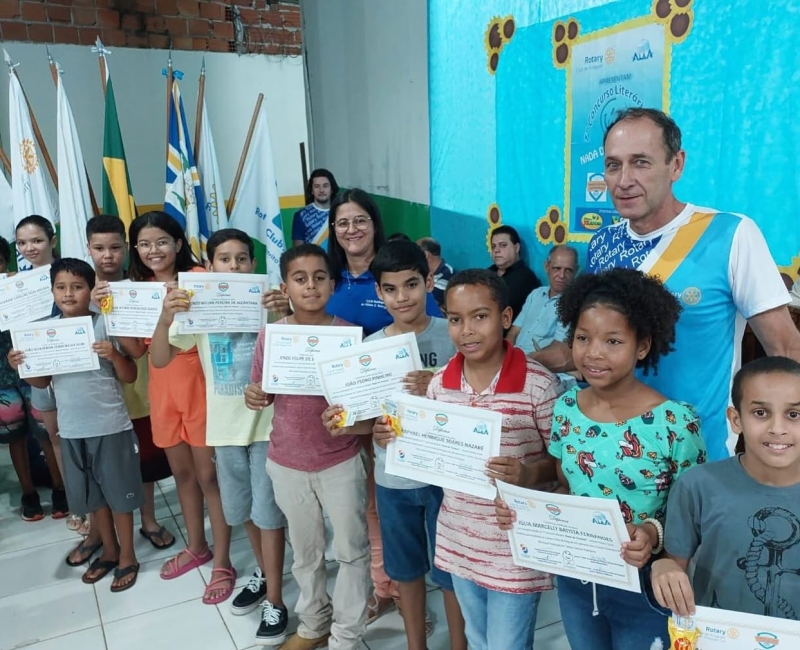 Na semana passada, ocorreu no Centro Educacional Municipal Rosângela de Fátima Cardoso Rodrigues, a culminância do 1° Concurso Literário "Nada de tristeza", organizado pela instituição, em parceria com os Rotarys Clubs e Academia de Letras e Artes de Araguari.