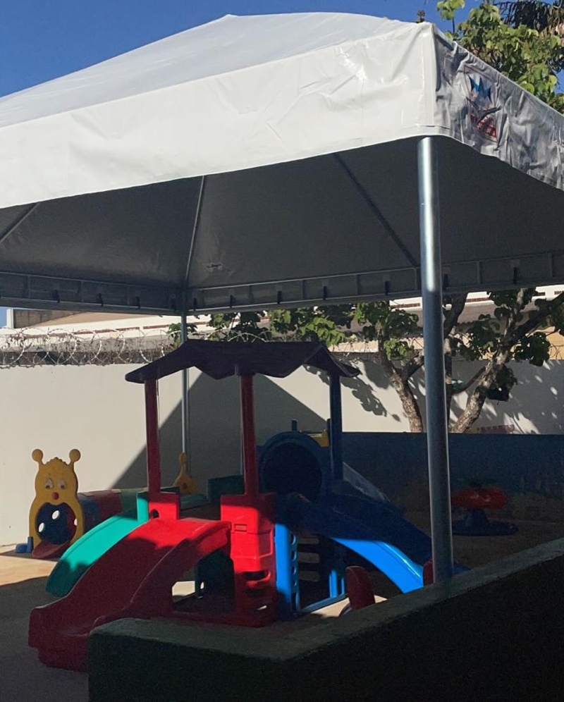 A prefeitura de Araguari, através da secretaria de Educação, entregou e instalou tendas em lona branca para as unidades educacionais que solicitaram.