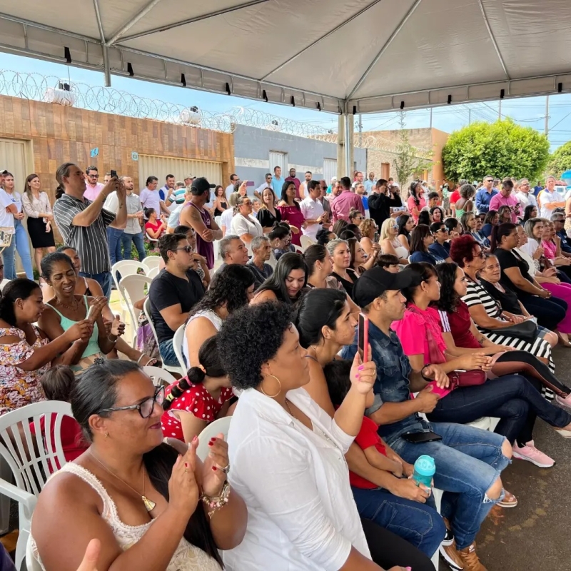 A prefeitura de Araguari, através das secretarias Saúde, Serviços Urbanos e Distritais, Planejamento Orçamento e Habitação realizou na manhã desta quinta-feira, 18, duas inaugurações importantes no residencial Portal dos Ipês.