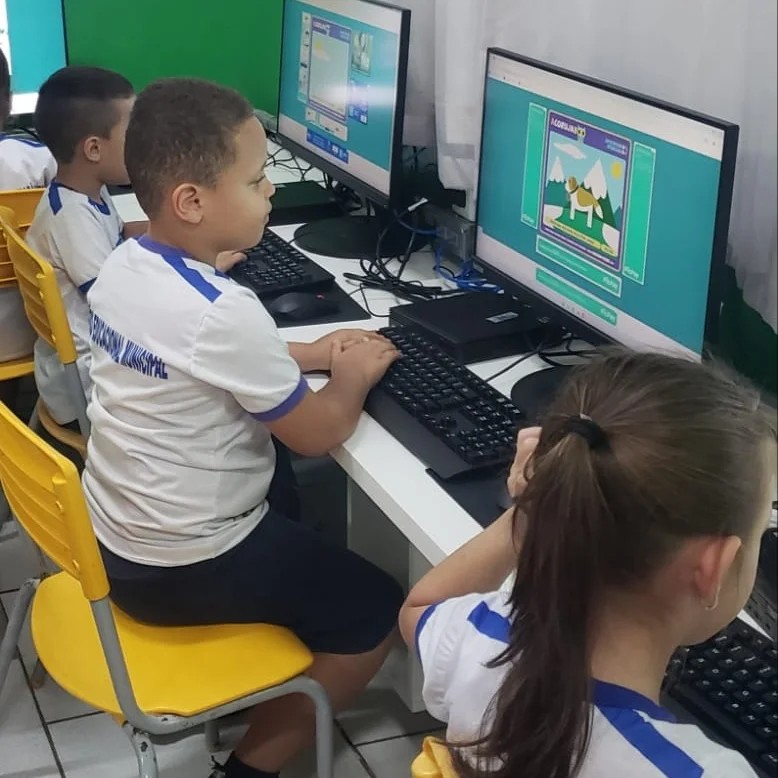 O CMEI Lybia Vieira deu início às aulas de informática, com o professor Gabriel Bastos Pereira, para turmas dos pré 1 e 2 e maternal 2, que contemplam crianças de 4 a 5 anos de idade, nesta última quarta-feira (15).