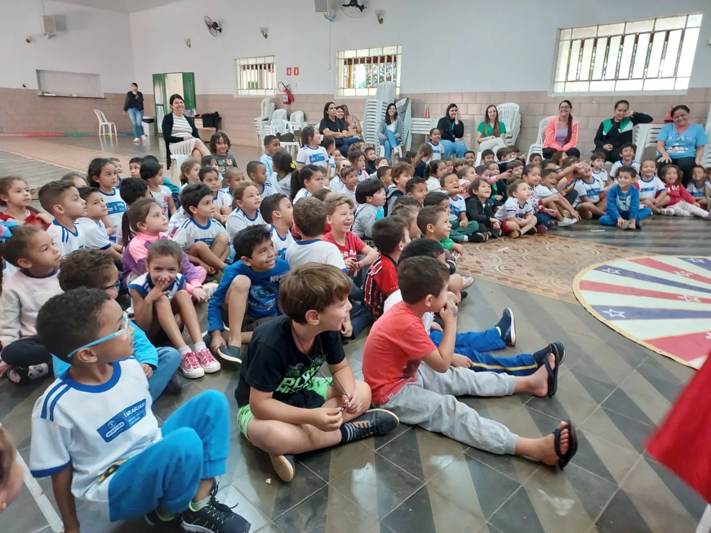 A prefeitura de Araguari, através da secretaria de Educação e FAEC, está proporcionando nesta semana, aos alunos de 11 unidades educacionais municipais, o espetáculo: Enquanto seu lobo não vem...